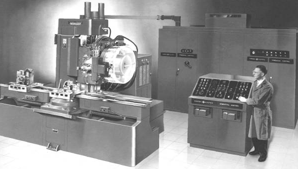 Les premières machines-outils à commande numérique appartenaient à l'armée et étaient utilisées dans la fabrication de produits militaires