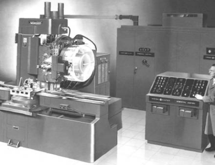 Las primeras máquinas herramienta CNC eran propiedad de los militares y se usaban en la fabricación de productos militares.